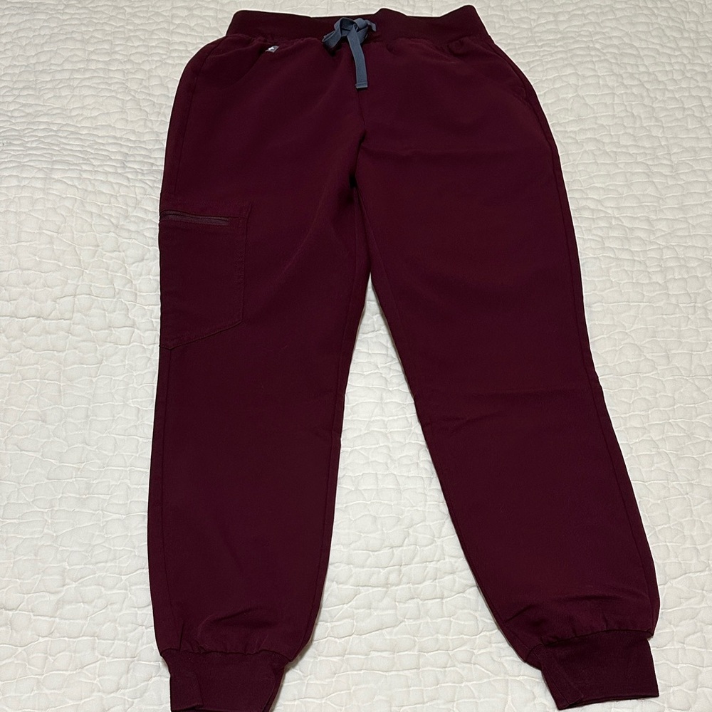 Figs High Waisted Zamora Petite Jogger Scrub in Burgundy